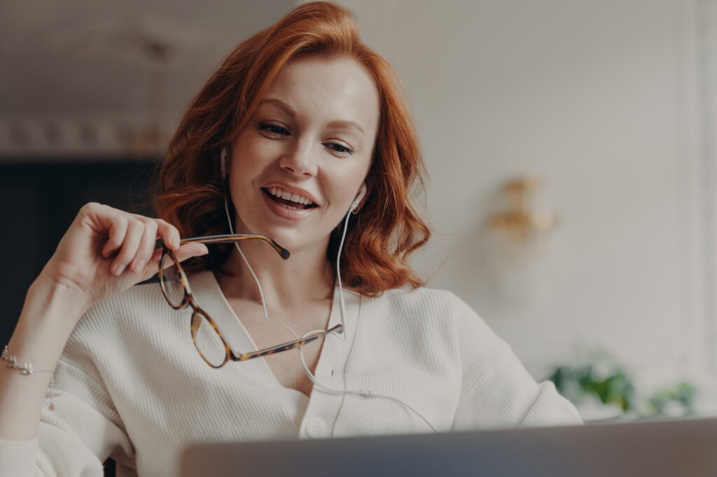 Femme qui regarde son site internet